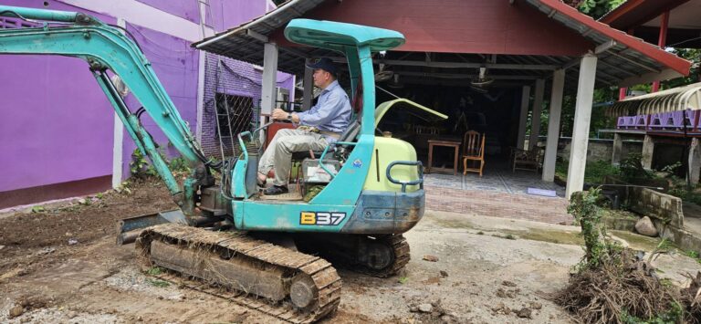 ปรับปรุงภูมิทัศน์ภายในโรงเรียนเตรียมสถานที่เพื่อปลูกสร้างอาคารจอดรถ